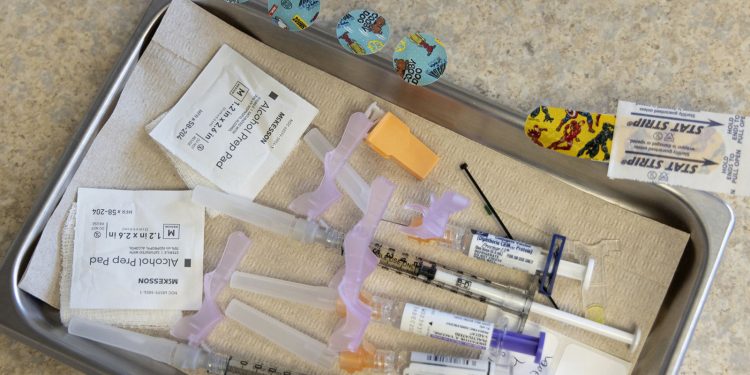 Por temor a perder la cobertura de Medicaid, padres se apresuran a vacunar a sus hijos