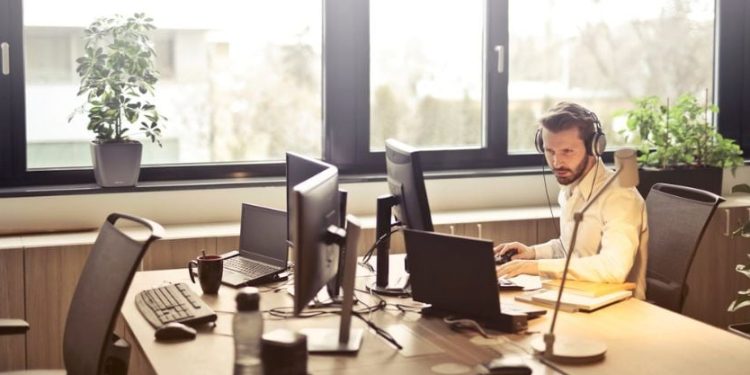 5 Easy Exercises to Fight Leg Fatigue at Work