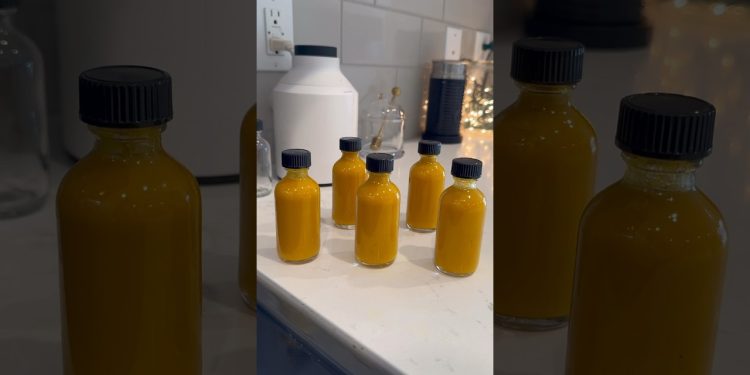 Let’s make some anti-inflammatory shots! Turmeric, orange, ginger, pepper + cayenne #wellness #juice