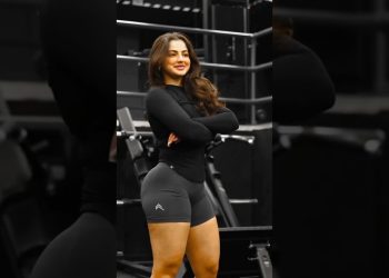 South Asian Girl in Latino Fitness 🔥🍓🍓 #crossfit #model #glutes #fitness #gymlover #legsday #latino