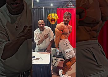 Legendary Flex Moment with Ronnie Coleman 😱 Bodybuilding Aura #gymmotivation #bodybuilder #shorts