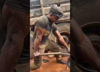 MECHANIC BODYBUILDER 🥶 GYM MOTIVATION 💪 SHORTS VIRAL #machanic #bodybuilder #shorts #viral #video
