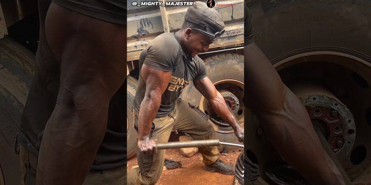 MECHANIC BODYBUILDER 🥶 GYM MOTIVATION 💪 SHORTS VIRAL #machanic #bodybuilder #shorts  #viral #video