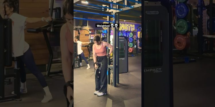 Biggest gym girl flex 💀 #gym #youtubeshorts