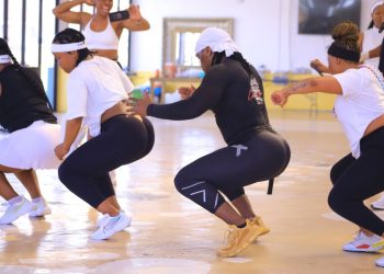 6 minutes GLUTES workout for GOOD GAINS in the RIGHT PLACES by THE KING OF SQUAT @nyawolomshini21