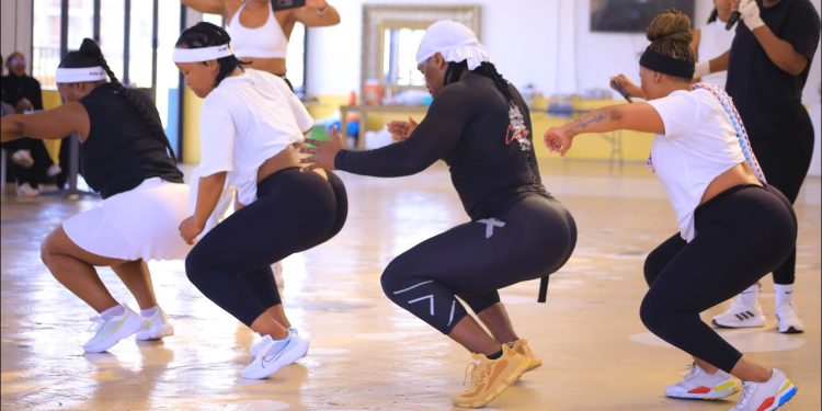 6 minutes GLUTES workout for GOOD GAINS in the RIGHT PLACES by THE KING OF SQUAT @nyawolomshini21