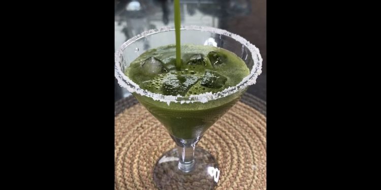 Detoxifying green juice. Coriander & Mint drink #healthydrink #detoxdrink #shorts #summerdrink