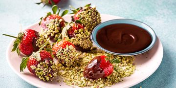 Chocolate and pistachio strawberries | Slimming World Blog