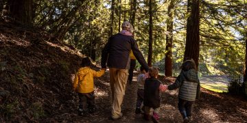 Personas mayores inmigrantes pierden la cobertura de Medicare a pesar de haber aportado por años