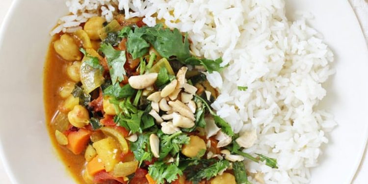 Curry with Apples, Kale, Chickpeas & Cashews