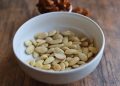 How to blanch almonds with the microwave or stove