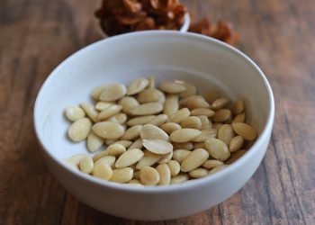 How to blanch almonds with the microwave or stove