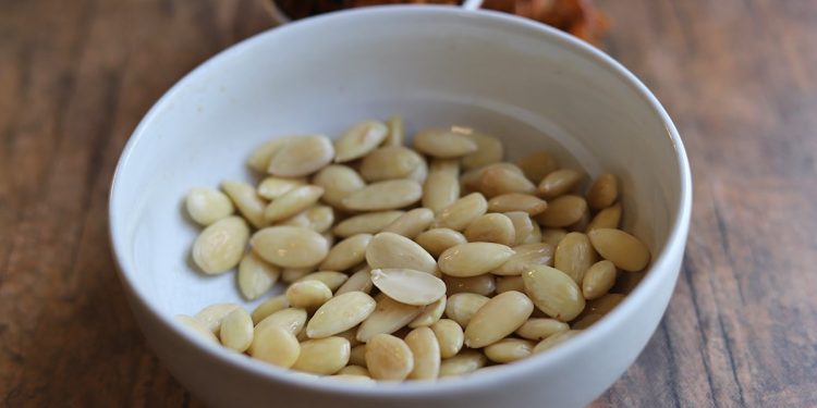 How to blanch almonds with the microwave or stove